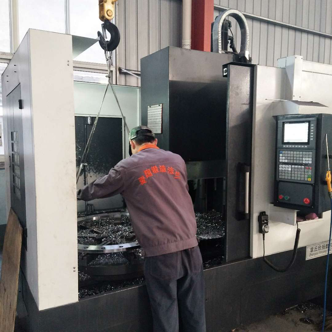 Texniki işçilər prosesi CNC flanşlarda tamamlayırlar